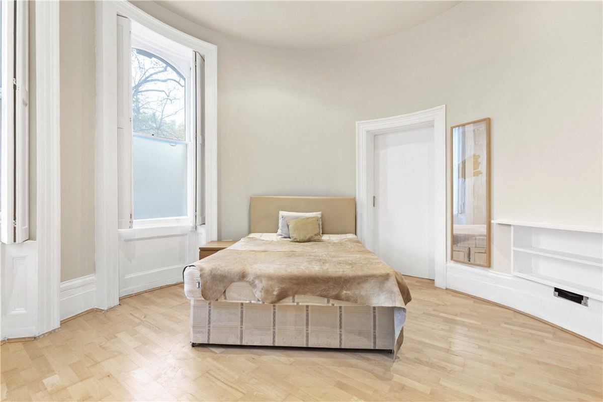 1 bedroom flat, Royal Crescent, Holland Park W11 - Available