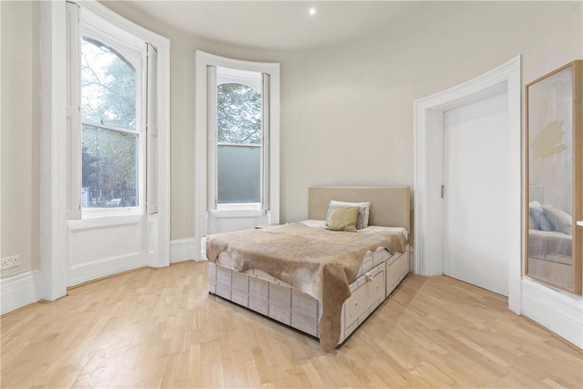 1 bedroom flat, Royal Crescent, Holland Park W11 - Available