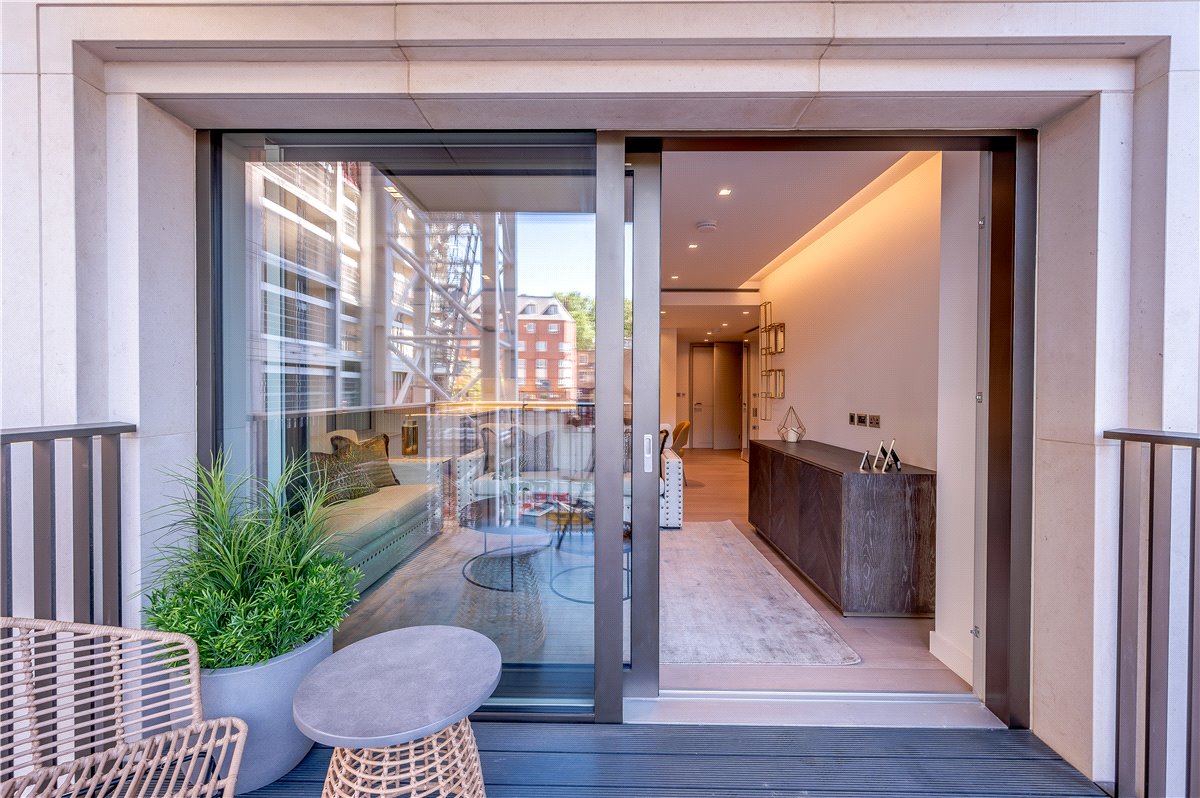 3 bedroom flat, Edgware Road, W2 - Available