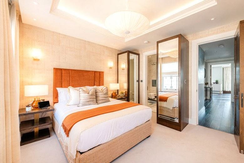 2 bedroom flat, Prince of Wales Terrace, London W8 - Available