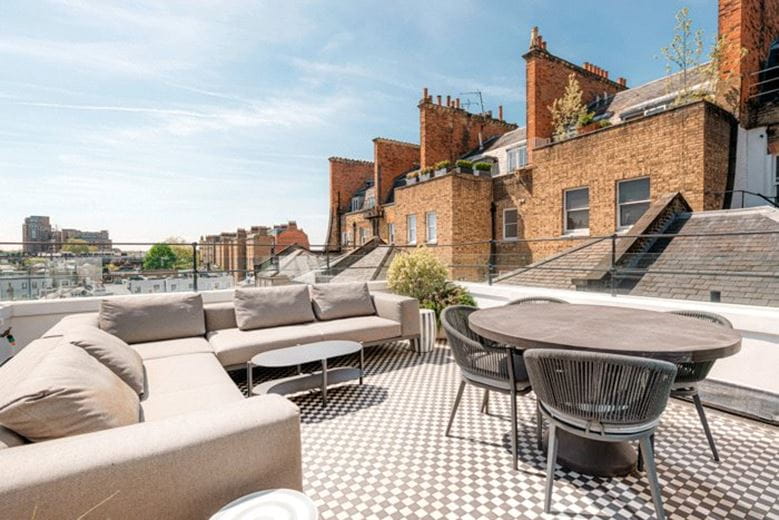 2 bedroom flat, Prince of Wales Terrace, London W8 - Available