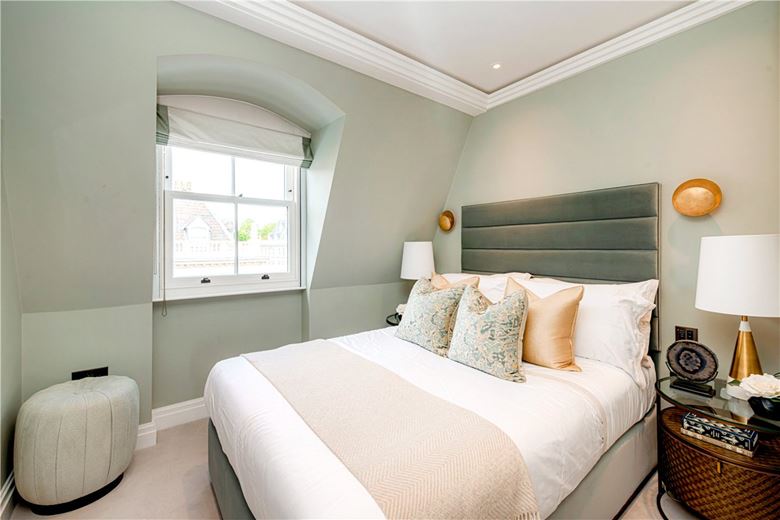 3 bedroom flat, Prince of Wales Terrace, London W8 - Available