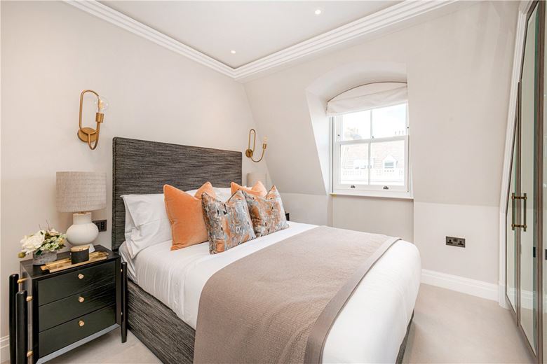3 bedroom flat, Prince of Wales Terrace, London W8 - Available