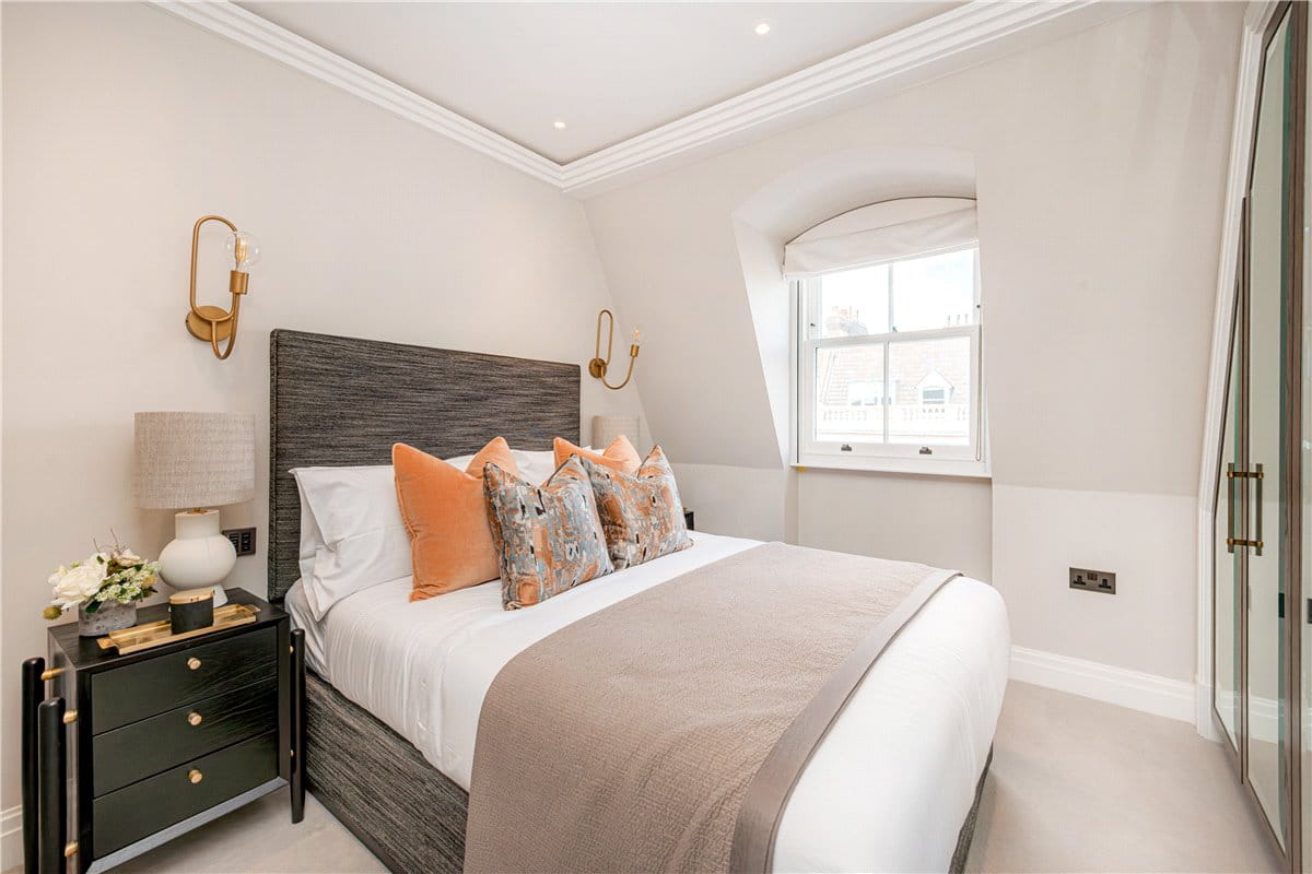 3 bedroom flat, Prince of Wales Terrace, London W8 - Available