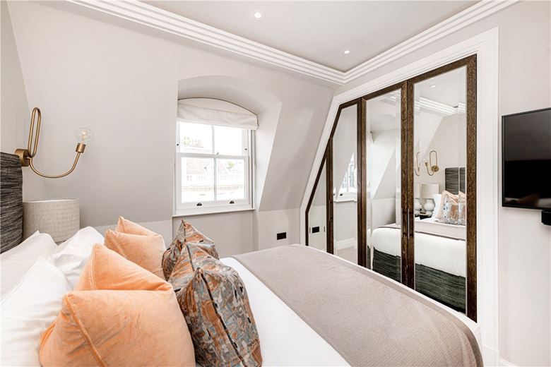 3 bedroom flat, Prince of Wales Terrace, London W8 - Available