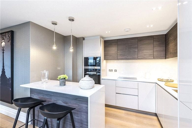2 bedroom flat, Kensington Gardens Square, London W2 - Available