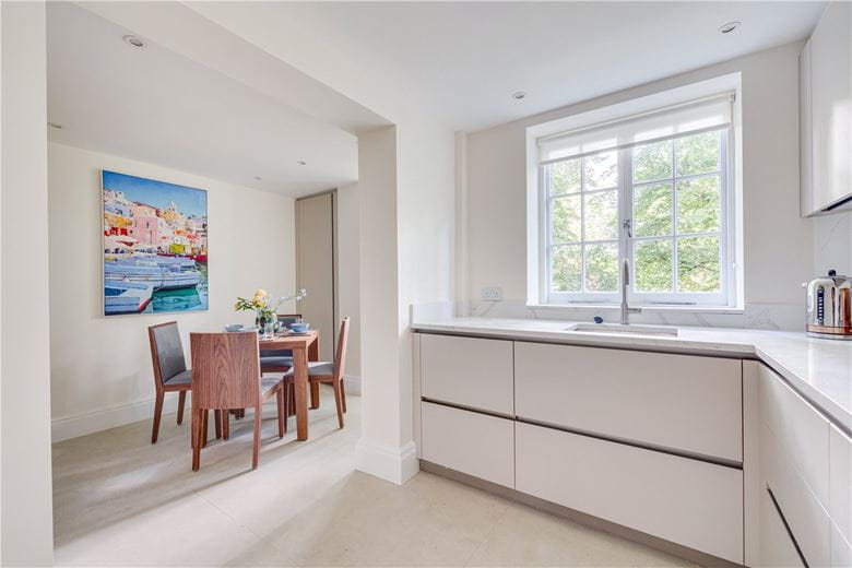 3 bedroom flat, Holland Park, Holland Park W11 - Available