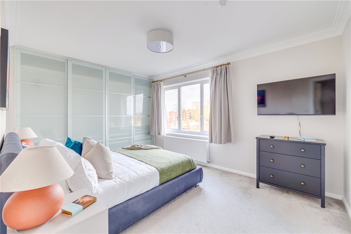 3 bedroom flat, St. Mary Abbots Terrace, Kensington W14 - Available