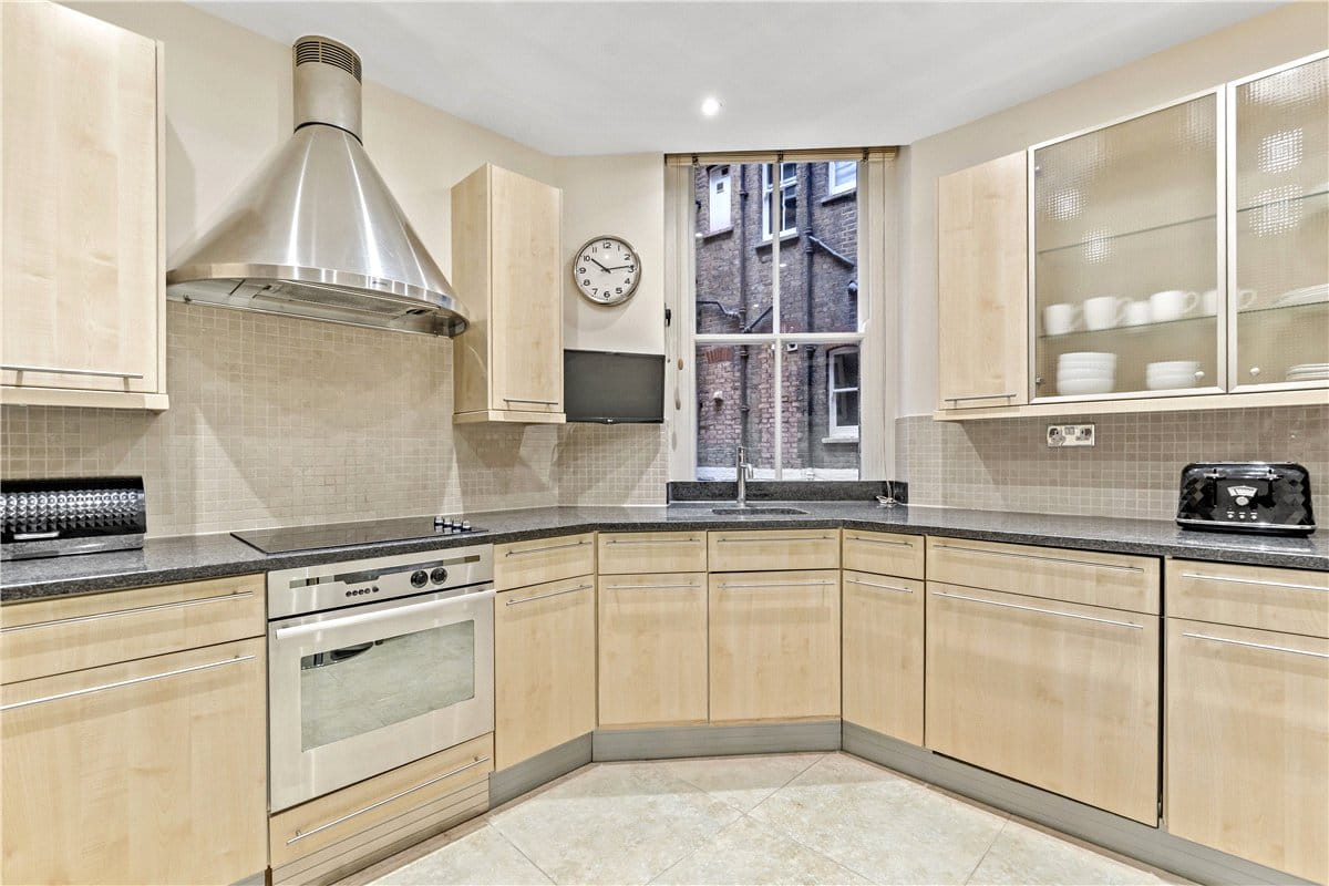 2 bedroom flat, Lincoln House, Basil Street SW3 - Available