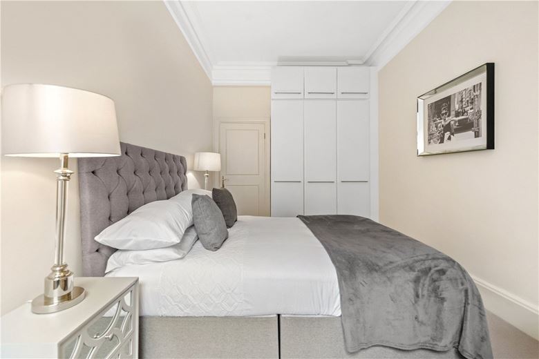 2 bedroom flat, Lincoln House, Basil Street SW3 - Available