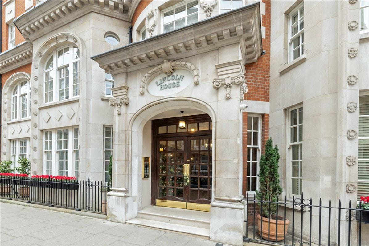 2 bedroom flat, Lincoln House, Basil Street SW3 - Available