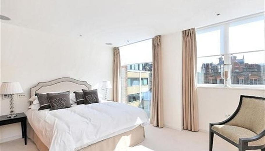 2 bedroom flat, Young Street, Kensington W8 - Available