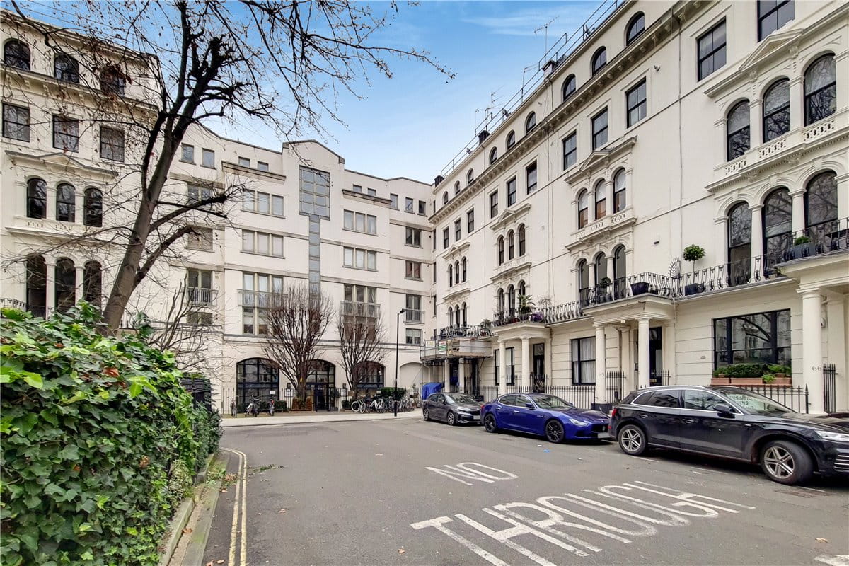 2 bedroom flat, Kensington Gardens Square, W2 - Available