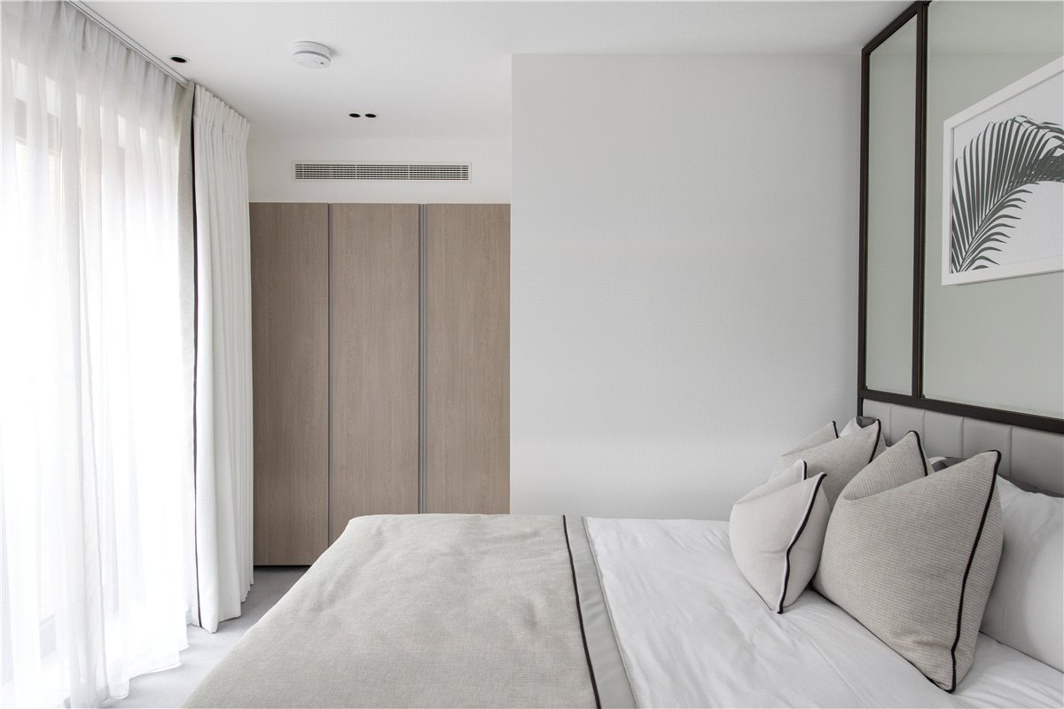 2 bedroom flat, Kensington Gardens Square, Bayswater W2 - Available