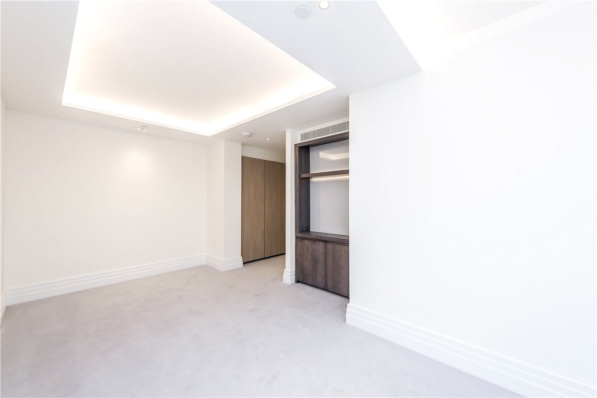 3 bedroom flat, Kensington Gardens Square, Bayswater W2