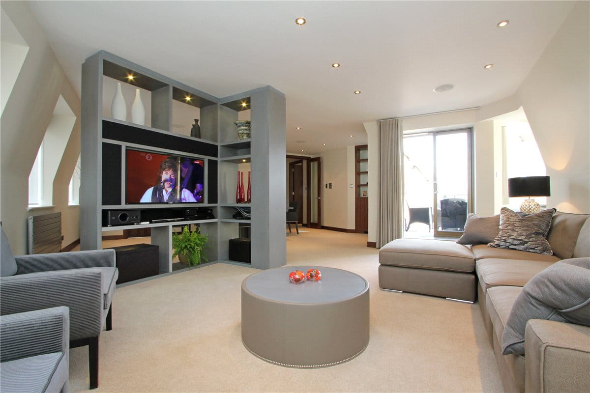 3 bedroom flat, Tarnbrook Court, 9 Holbein Place SW1W - Available