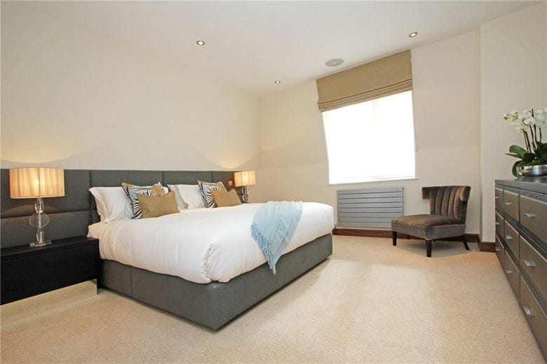 3 bedroom flat, Tarnbrook Court, 9 Holbein Place SW1W - Available