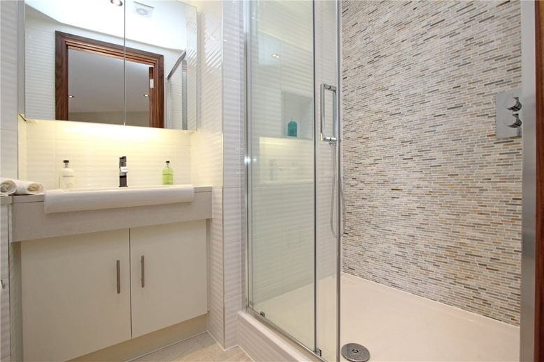 3 bedroom flat, Tarnbrook Court, 9 Holbein Place SW1W - Available