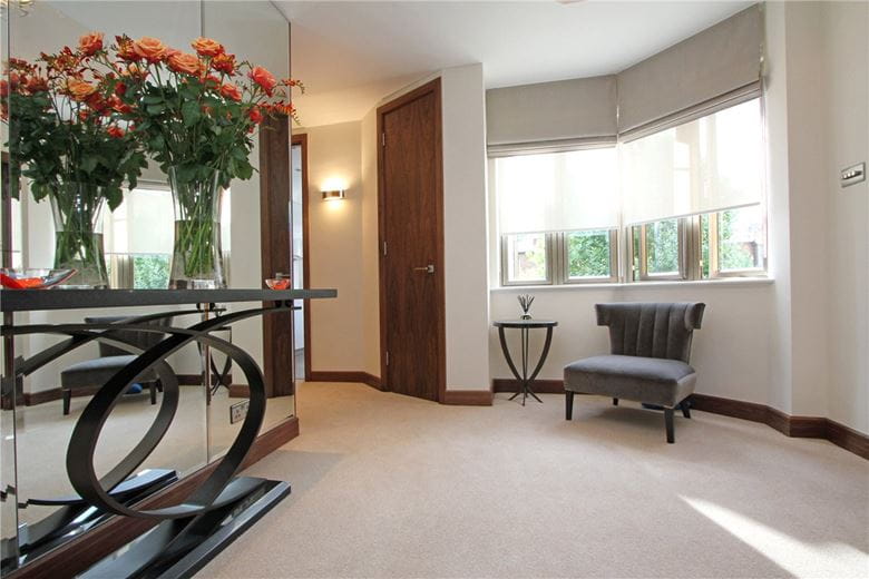 3 bedroom flat, Tarnbrook Court, 9 Holbein Place SW1W - Available