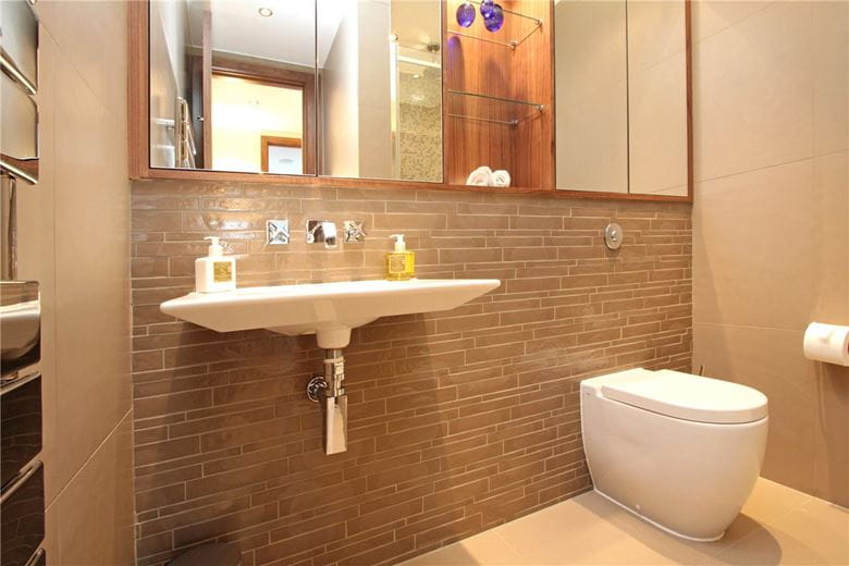 3 bedroom flat, Tarnbrook Court, 9 Holbein Place SW1W - Available