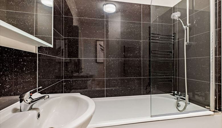 2 bedroom flat, Fulham Road, Chelsea SW3 - Available