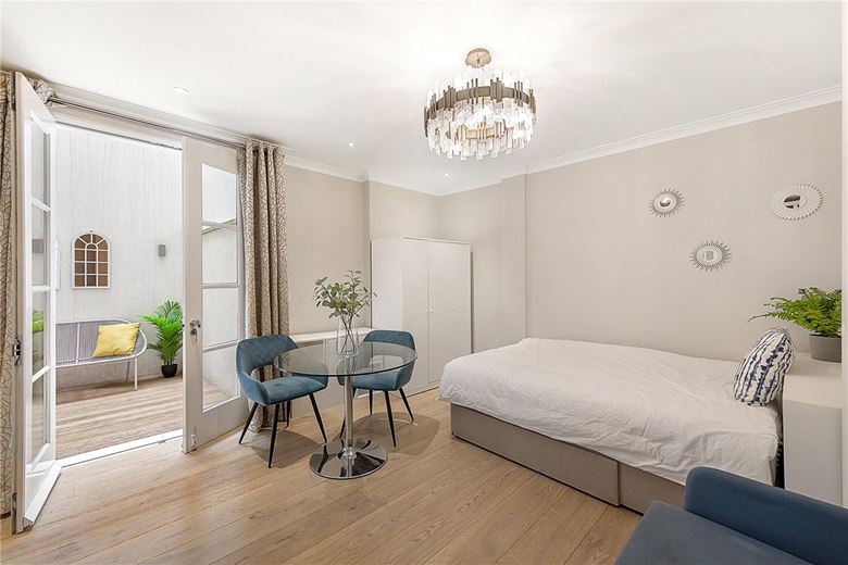  bedroom flat, Queen's Gate, South Kensington SW7