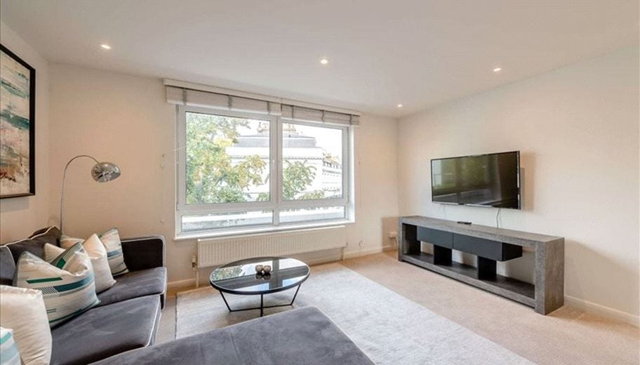 2 bedroom flat, Fulham Road, Chelsea SW3 - Available