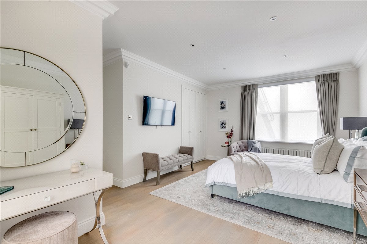 2 bedroom flat, Queen's Gate, South Kensington SW7 - Available