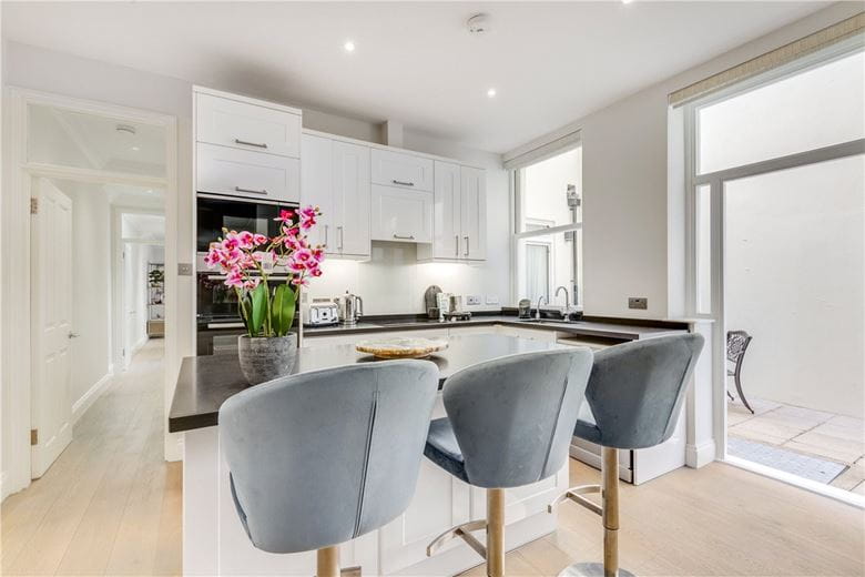 2 bedroom flat, Queen's Gate, South Kensington SW7 - Available