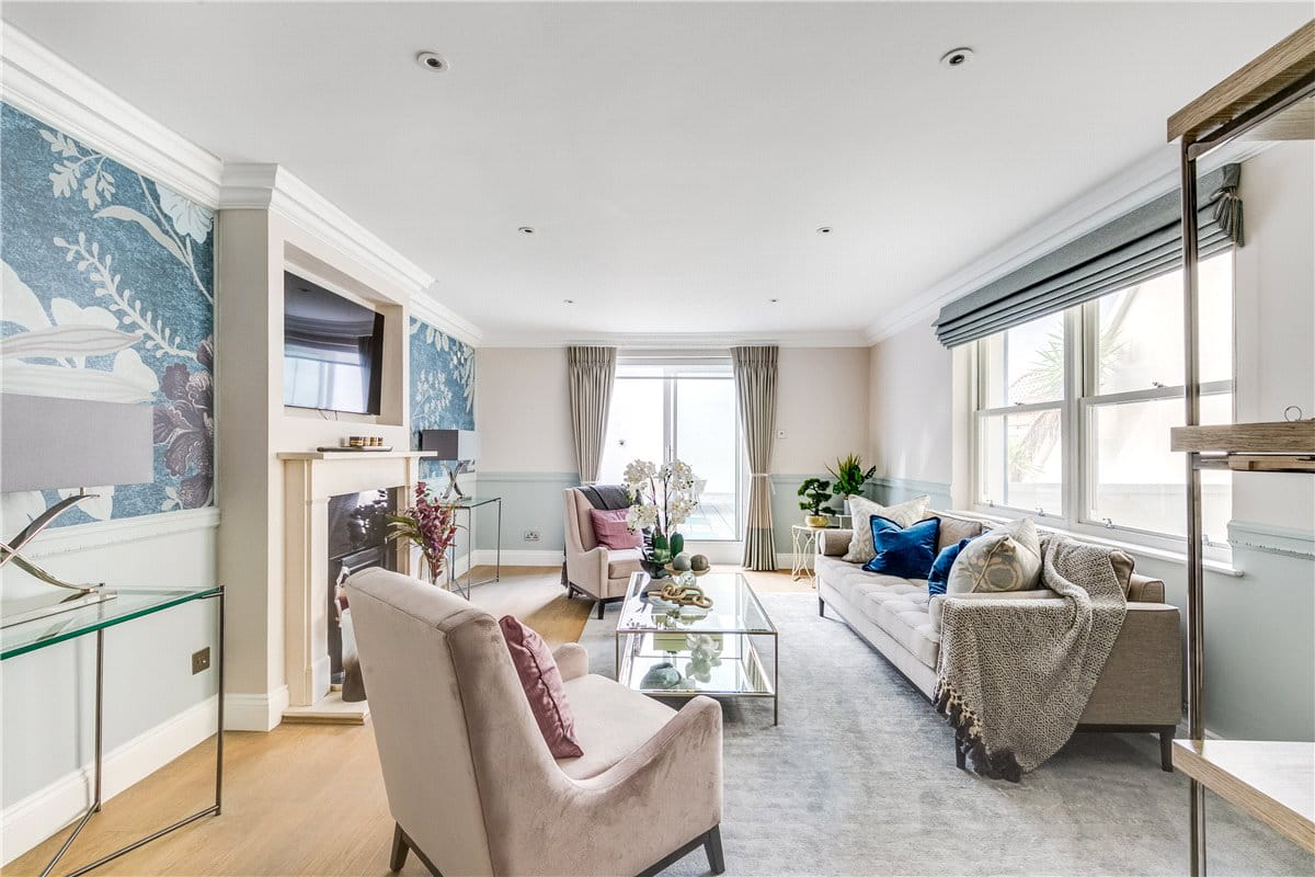 2 bedroom flat, Queen's Gate, South Kensington SW7 - Available
