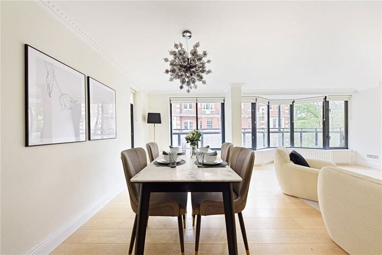 3 bedroom flat, Drayton Gardens, Chelsea SW10 - Available