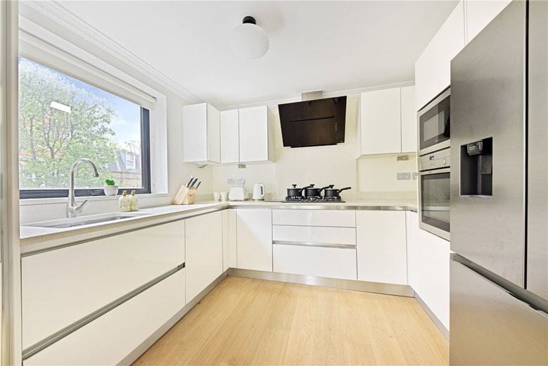 3 bedroom flat, Drayton Gardens, Chelsea SW10 - Available