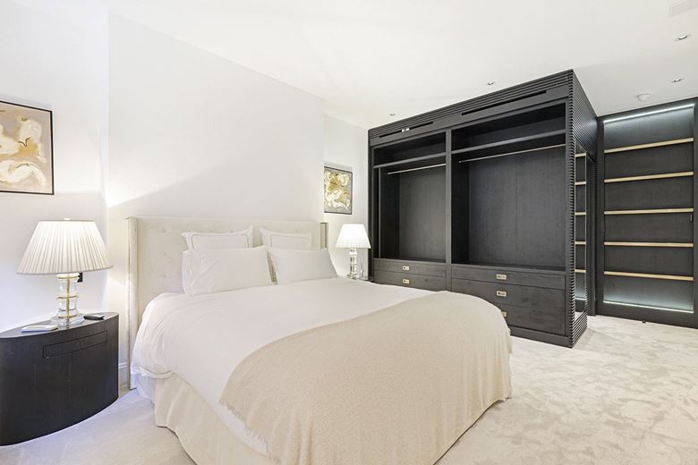 3 bedroom flat, Pont Street, Knightsbridge SW1X - Available