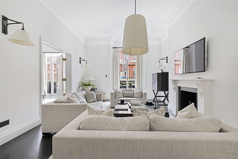 3 bedroom flat, Pont Street, Knightsbridge SW1X - Available
