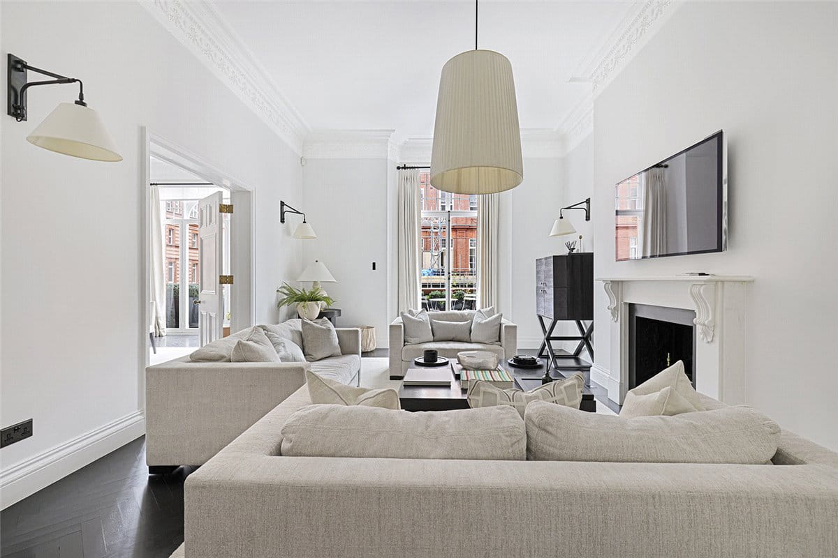 3 bedroom flat, Pont Street, Knightsbridge SW1X - Available