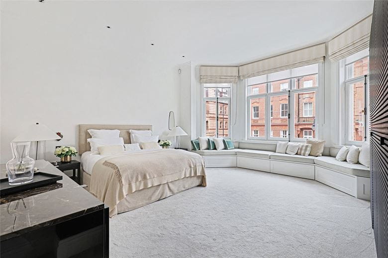 3 bedroom flat, Pont Street, Knightsbridge SW1X - Available