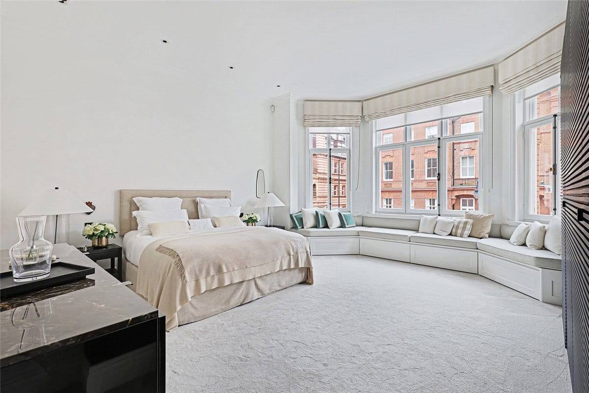 3 bedroom flat, Pont Street, Knightsbridge SW1X - Available