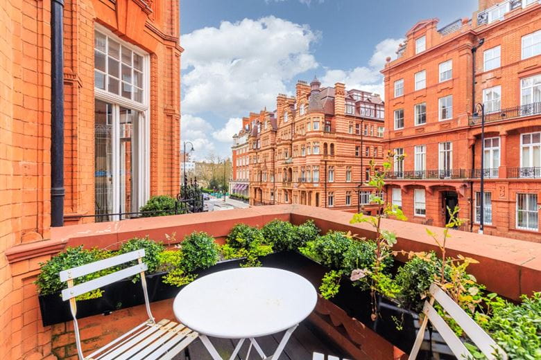 3 bedroom flat, Pont Street, Knightsbridge SW1X - Available