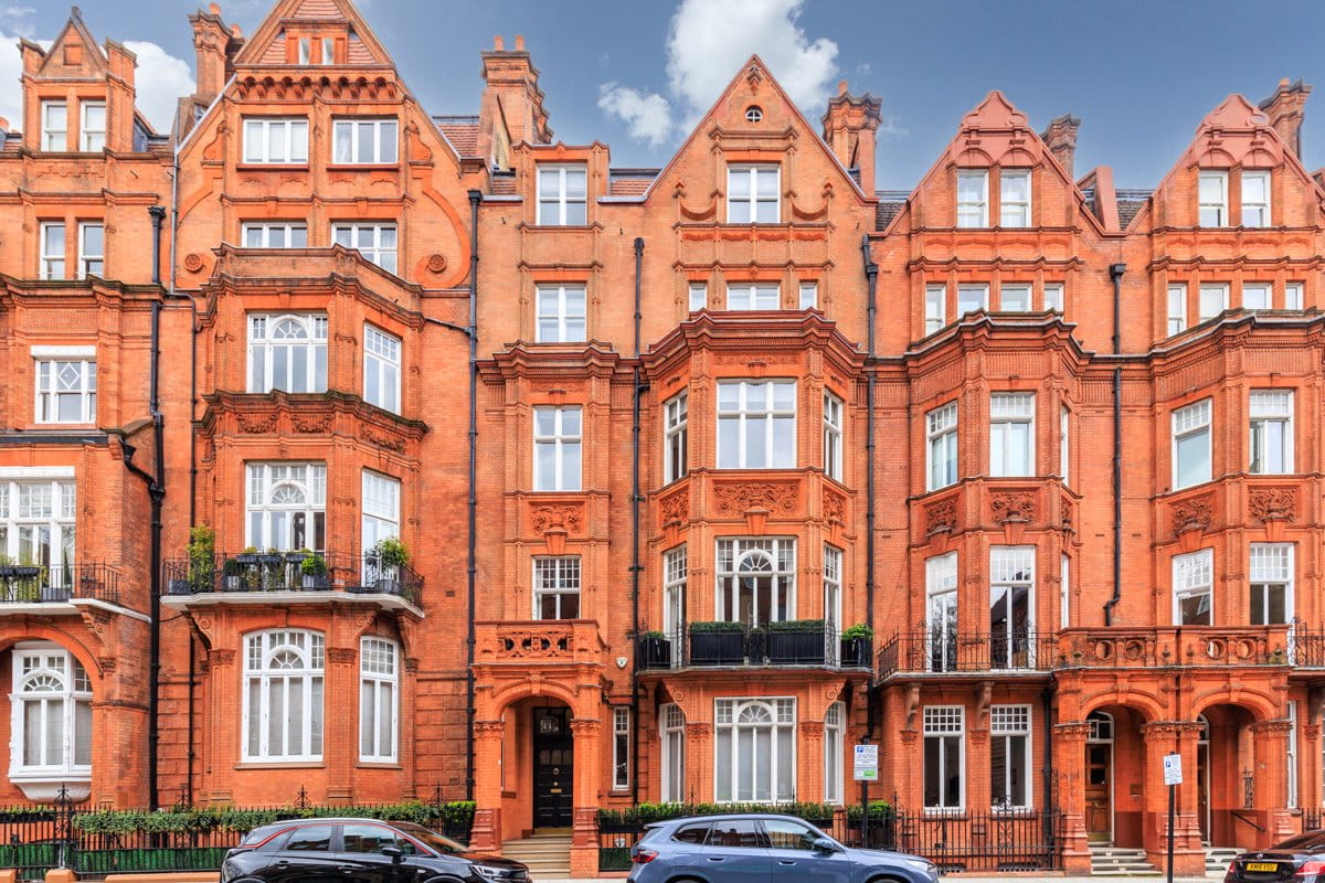 3 bedroom flat, Pont Street, Knightsbridge SW1X - Available
