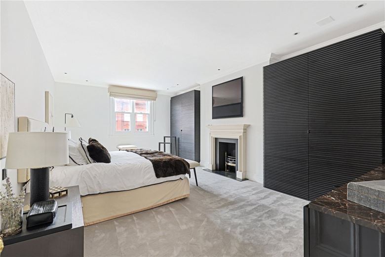 3 bedroom flat, Pont Street, Knightsbridge SW1X - Available