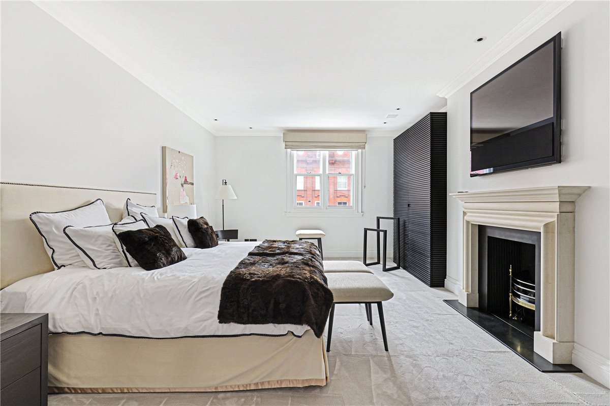 3 bedroom flat, Pont Street, Knightsbridge SW1X - Available