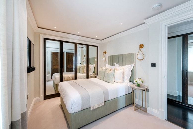 2 bedroom flat, Prince of Wales Terrace, Kensington W8 - Available