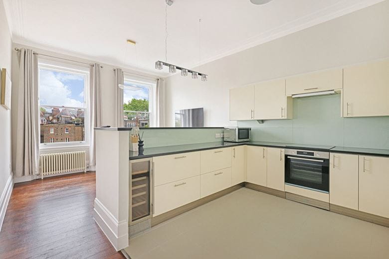 3 bedroom flat, Barkston Gardens, Earls Court SW5 - Available