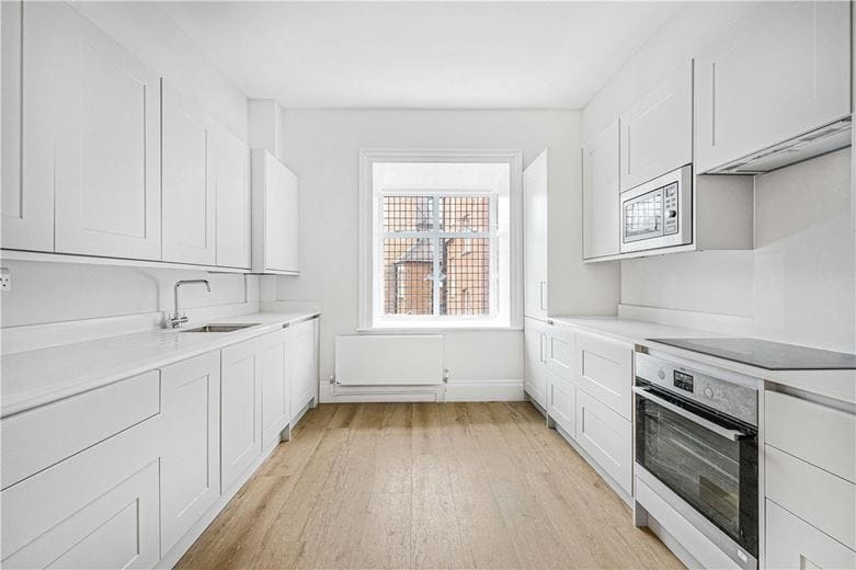 3 bedroom flat, Holland Park Road, Holland Park W14 - Available