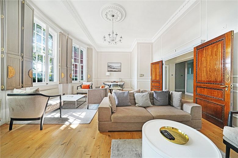 3 bedroom flat, Chelsea Embankment, Chelsea SW3 - Available