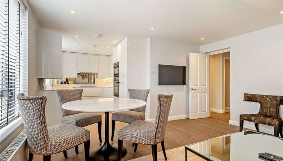 2 bedroom flat, Fulham Road, Chelsea SW3 - Available