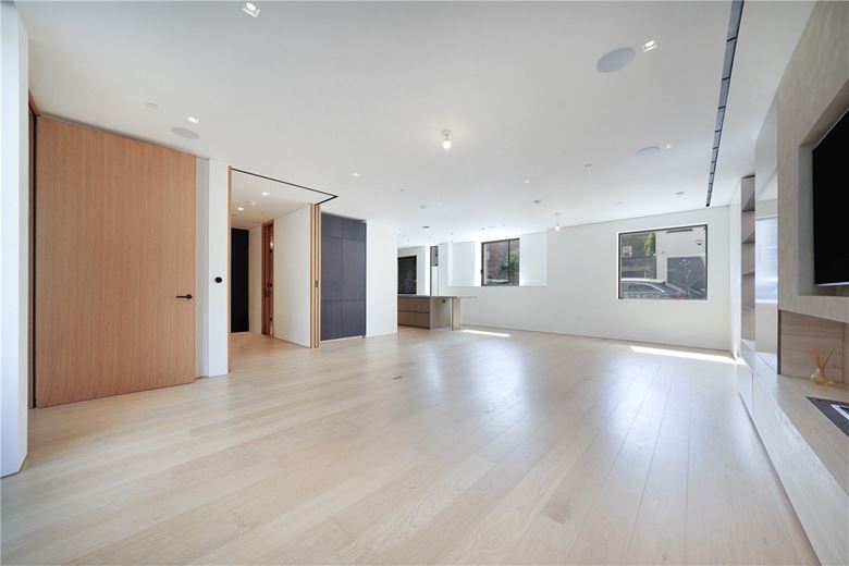 3 bedroom flat, St Mary Abbots Place, Kensington W8 - Available