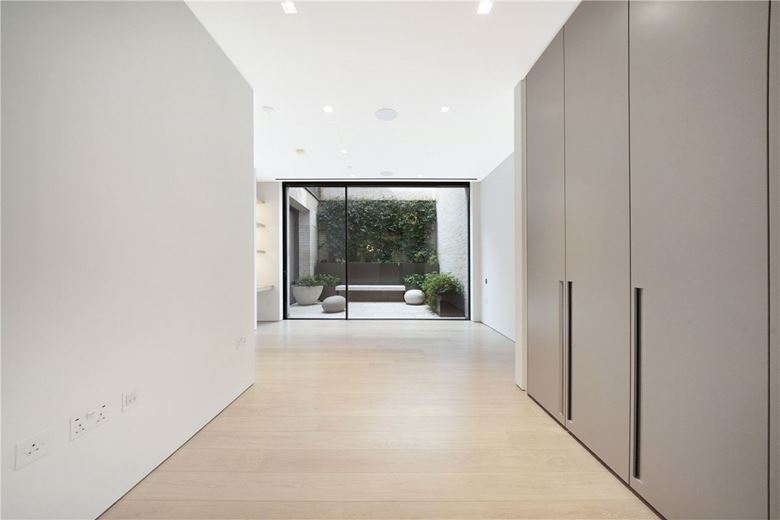 3 bedroom flat, St Mary Abbots Place, Kensington W8 - Available