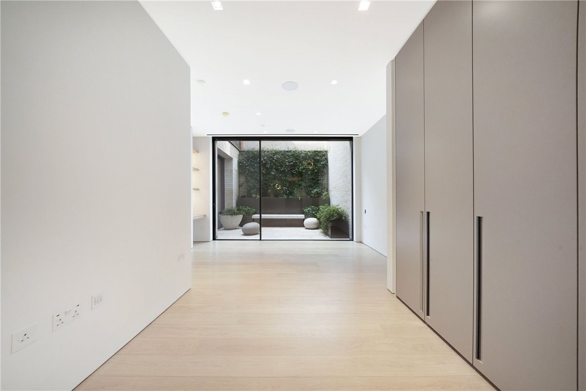 3 bedroom flat, St Mary Abbots Place, Kensington W8 - Available