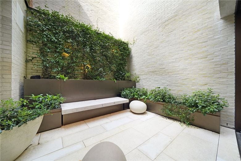 3 bedroom flat, St Mary Abbots Place, Kensington W8 - Available